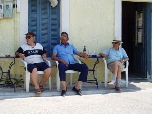Griekse mannen bij het Kafenio