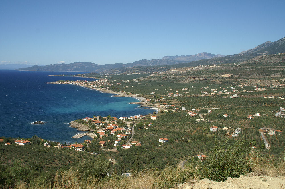 Uitzicht over de kustlijn, met op de voorgrond Ag.Dimitris, daar achter Ag.Nikolaos en Stoupa